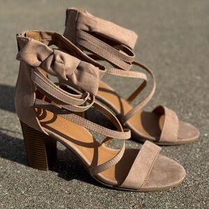 Charlotte Russe Nude Suede Strappy Heels Women’s size 8 Bow Ankle Zips Up Back